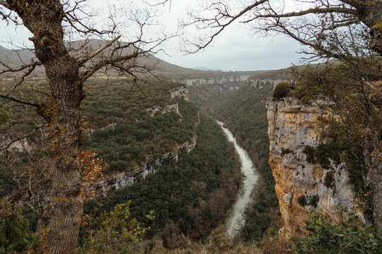 Chico en el mirador del parque natural de las Hoces del Alto Ebro y Rudr&oacute;n es un espacio natural protegido del noroeste de la provincia de Burgos, en la comunidad aut&oacute;noma de Castilla y Le&oacute;n,Espa&ntilde;a