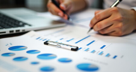 Fototapeta na wymiar Fotografia biznesowa. Zdjęcia stockowe pomagająca w prowadzeniu biznesu. Komputery ekonamia i ludzie. Motywacja komunikatywność jest podstawą sukcesu.