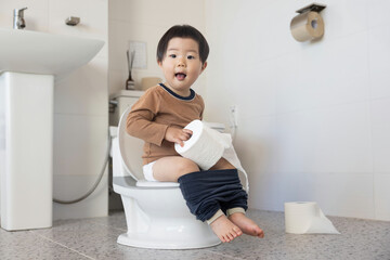 화장실에서 어린이 변기로 배변 교육중인 어린이