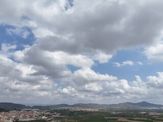 montaña y nubes