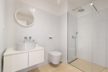 Fototapeta premium Minimalist bathroom featuring sleek shower.