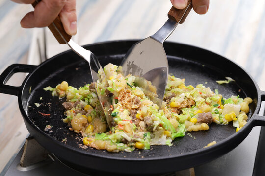 Monjayaki at home (chopping ingredients), Japanese food