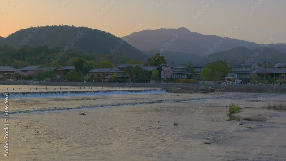 Wall mural 京都 夕暮れの嵐山の風景