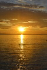 Obraz premium Stunning colourful orange sunset over the Pacific Ocean in French Polynesia