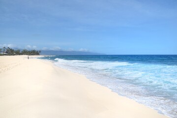 Fototapeta premium The turquoise blue Pacific Ocean on the North Shore of Oahu Island's white sandy beaches in Hawaii
