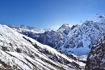 Obraz premium Snow-capped Himalayan mountain tops and glaciar peaks in Nepal