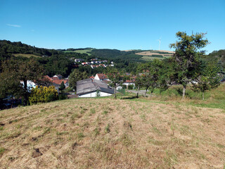 Der Ort Frankelbach in der Verbandsgemeinde Otterbach-Otterberg im Landkreis Kaiserslautern. Aussicht vom Premium-Wanderweg Teufelstour.