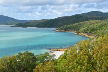 Fototapeta premium The white sandy beaches and turquoise ocean around the Whitsunday islands in Australia
