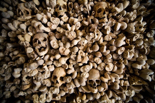 Osario, huesos y calaveras apilados
