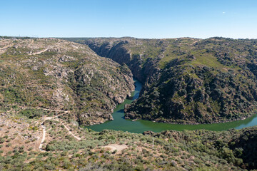 Vista panorâmica sobre o rio Douro em Picote, Miranda do Douro, Portugal © LuIvDa