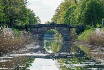 Historische Steinbrücke am Ludwigskanal in der Frühlingssonne