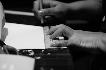Mujer trabajando en escritorio 