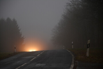 strasse im nebel
