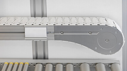 Flat Top White Chain Conveyor Belt Transport in Factory