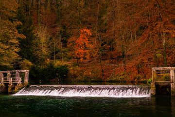 Fototapeta premium Blautopf See Wasserfall
