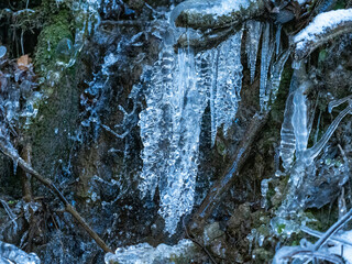 stalactites de glace dans un torrent en hiver