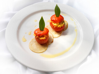 Hauptspeise, Gefuellte CousCous Tomaten auf Artischocken Carpaccio, 