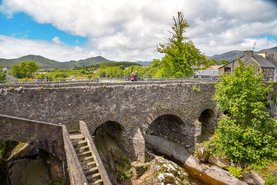Sneem-River-Br&uuml;cke im Ort Sneem in Irland