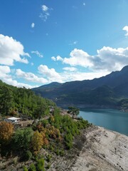Obraz premium lake in the mountains reservoir rocky shore trees