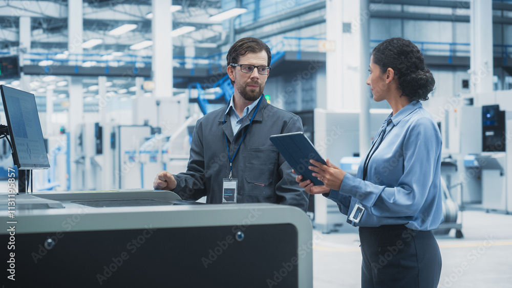 Fototapete Caucasian Industrial Engineer And Hispanic Female Supervisor Using Tablet And Talking At Electronics Factory. Man Using Soldering Jet Printer, Explaining Process Behind Production Of Circuit Boards.