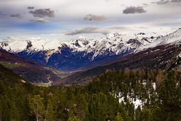 Fototapeta premium Der Engpass mit Schnee in die Schweiz, Schweizerischer Nationalpark