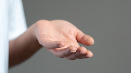 Obraz premium An inviting open hand against a offering a sense of calm and connection in a minimalist setting
