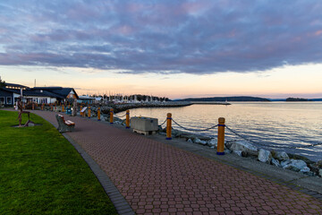 Obraz premium Scenic Waterfront Walkway on Vancouver Island During Sunset