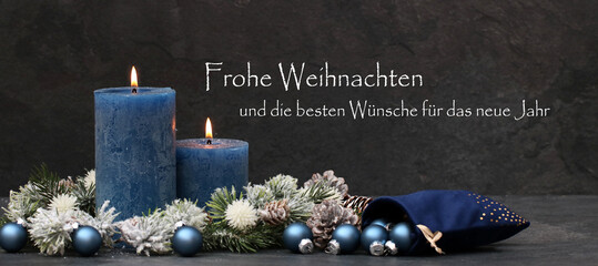 Weihnachtskarte mit Neujahrsgruß: Dekoration mit Kerzen blauen Weihnachtskugeln. Frohe Weihnachten und die besten Wünsche für das neue Jahr.