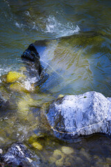 Die Steine im Wasser neben den Engpass Partnachklamm in Deutschland