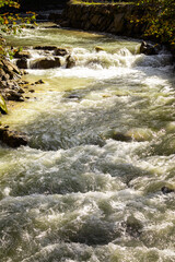 Wilde Fluß mit steine durch den Engpass Partnachklamm in Deutschland