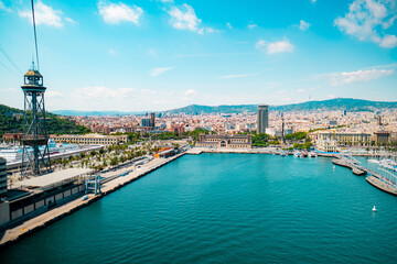 Obraz premium Panoramic View of a Coastal Cityscape with Waterfront and Towered Structure on a Sunny Day