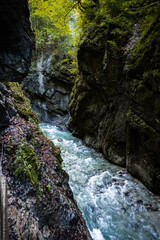 Wilde Fluß mit steine durch den Engpass Partnachklamm in Deutschland