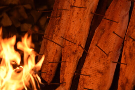 Flammlachs bei der Herstellung