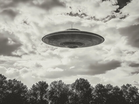 UFO &uuml;ber einer bewaldeten Landschaft im Retro-Stil

