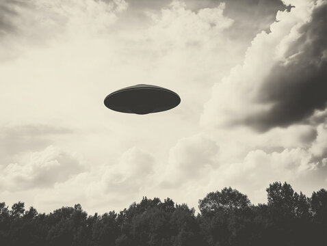UFO &uuml;ber einer bewaldeten Landschaft im Retro-Stil

