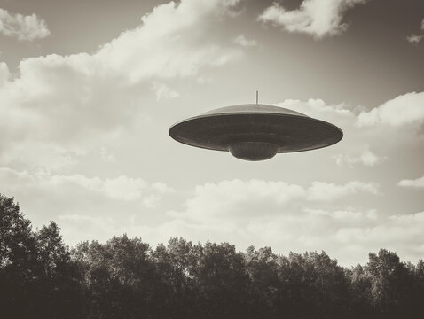 UFO &uuml;ber einer bewaldeten Landschaft im Retro-Stil

