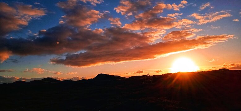 Sonnenuntergang &uuml;ber der D&uuml;nenlandschaft mit Wolken 