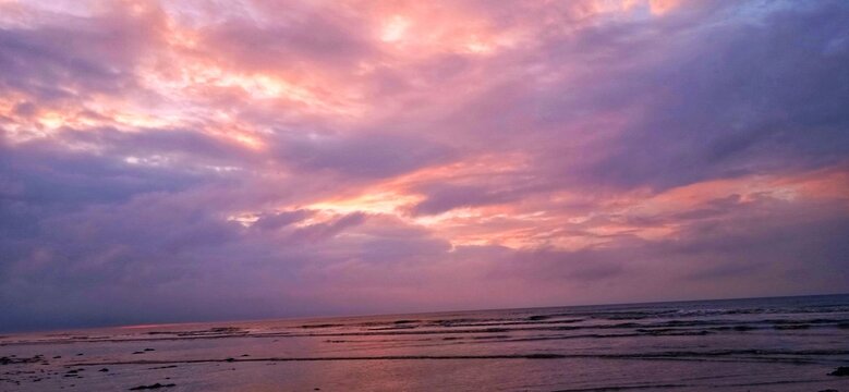 Abendd&auml;mmerung am Strand von Amrum mit pinkfarbigen Wolken