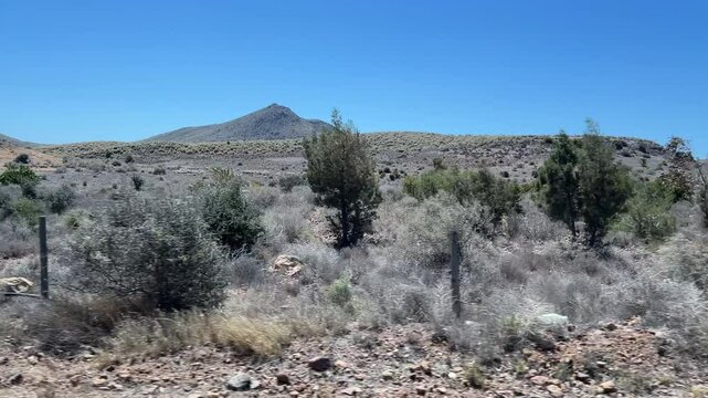 Viajando en coche. Paisaje desde la ventanilla. Desierto.