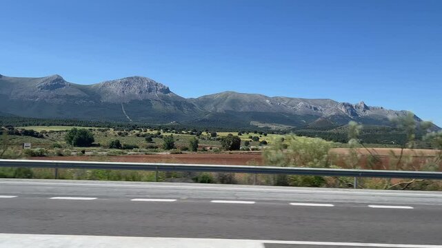 Viajando en coche. Paisaje desde la ventanilla. 