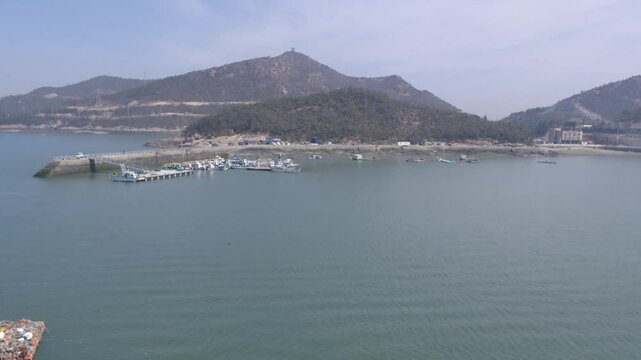 산과 부두가 있는 해안 풍경