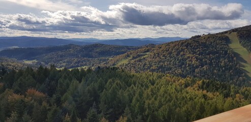 drewniana wieża widokowa w górach © Miroslaw