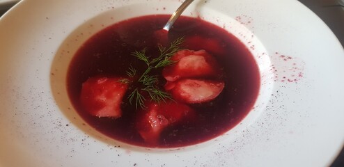 Barszcz z buraków czerwony z uszkami