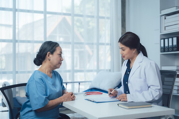 Obraz premium Doctor and Patient Consultation: A compassionate doctor listens attentively to her patient's concerns, building trust and rapport in a warm and professional setting.