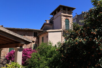 Fototapeta premium Blick in die Altstadt von Soller auf der Spanischen Mittelmeerinsel Mallorca