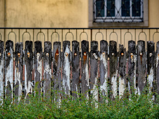 Alter Lack bl&auml;ttert ab 