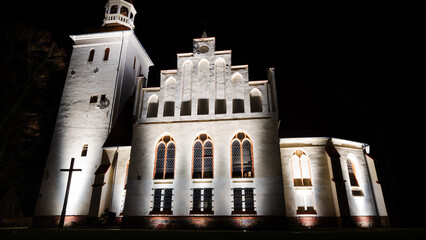 Oświetlony kościół katolicki nocą © Mateusz