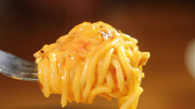 김이 모락모락 나는 로제 파스타 한입