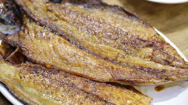 흰 접시에 담긴 삼치구이와 고등어구이
