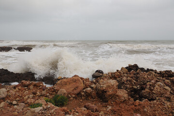 Stürmische Brandung am Mittelmeer im Naturpark Serra d'Irta in der Nähe von Alcossebre, Provinz...